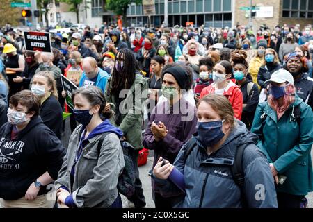 Portland, Stati Uniti. 12 giugno 2020. Centinaia di studenti e docenti protestano contro la presenza di una forza di polizia armata nel campus della Portland state University il 12 giugno 2020 a Portland, Oregon, vicino all'anniversario della loro uccisione mortale di Jason Washington nel 2018. (Foto di John Rudoff/Sipa USA) Credit: Sipa USA/Alamy Live News Foto Stock