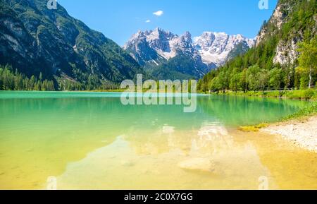 Lago di montagna blu Lago di Landro nelle Dolomiti. Foto Stock