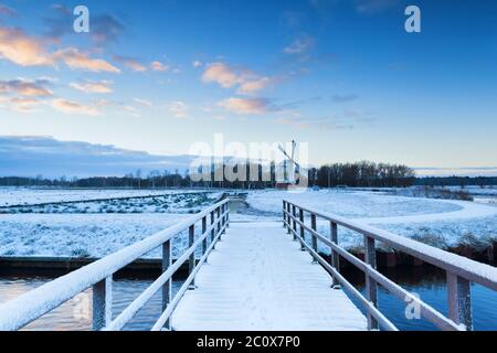 ponte a vento in inverno innevato Foto Stock