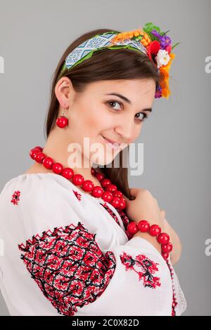 Attraente donna indossa nazionale ucraina di vestire Foto Stock