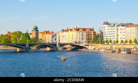 Masaryk Embankment con e Sitkovska torre d'acqua Palacky Ponte sul fiume Moldava nel centro di Praga, Repubblica Ceca. Foto Stock