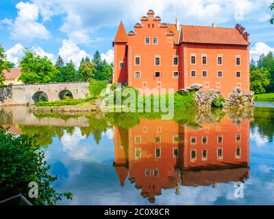 Il castello d'acqua Cervena Lhota riflesso nell'acqua. Boemia meridionale, Repubblica Ceca. Foto Stock