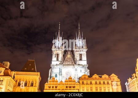 Due torri gotiche della Chiesa di nostra Signora prima di Tyn nella Piazza della Città Vecchia di notte. Praga, Repubblica Ceca. Foto Stock