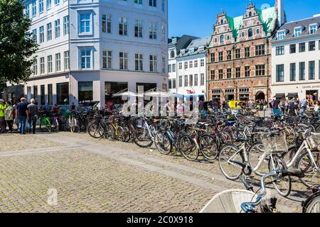 Molte biciclette parcheggiate a Copenhagen, Danimarca Foto Stock