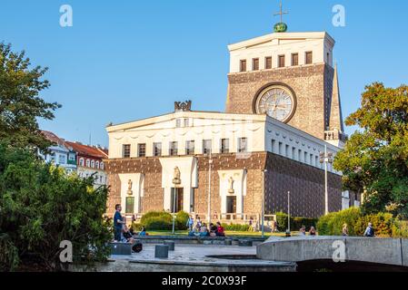 PRAGA, REPUBBLICA CECA - 17 AGOSTO 2018: Chiesa cattolica Romana del Sacro cuore di nostro Signore in Piazza Jiriho z Podebrad, Vinohrady, Praga, Repubblica Ceca. Foto Stock