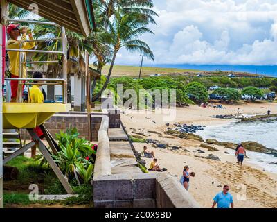 Maui Hawaii - Agosto 2019: Ho'okipa Beach Park, rinomato sito di windsurf e surf per vento, grandi onde e grandi tartarughe che si asciugano sulla sabbia. Snorkeling paradis Foto Stock