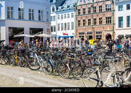 Molte biciclette parcheggiate a Copenhagen, Danimarca Foto Stock