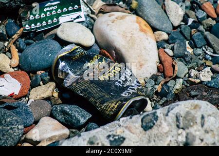 Limassol Cipro 12 giugno 2020 Closeup di vari inquinamento di rifiuti metallici e di plastica trovato su una delle spiagge naturali vicino alla città di Limassol Foto Stock