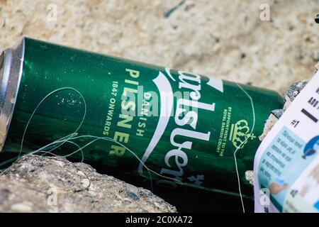 Limassol Cipro 12 giugno 2020 Closeup di vari inquinamento di rifiuti metallici e di plastica trovato su una delle spiagge naturali vicino alla città di Limassol Foto Stock