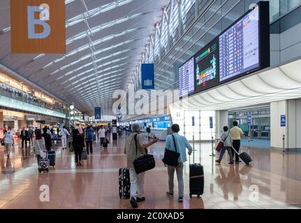 Passeggeri al terminal di partenza dell'aeroporto internazionale di Haneda, Tokyo, Giappone Foto Stock