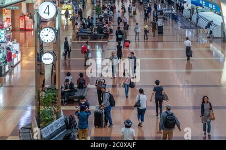 Passeggeri al terminal di partenza dell'aeroporto internazionale di Haneda, Tokyo, Giappone Foto Stock