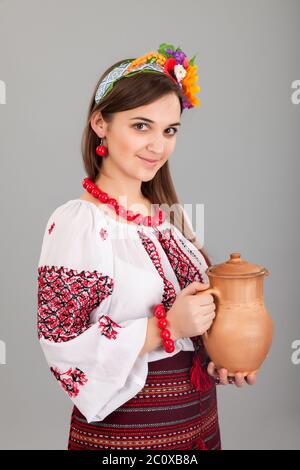 Attraente donna indossa ucraino è in possesso di una brocca vestito nazionale Foto Stock