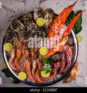 Piatto di pesce fresco con aragosta, cozze e ostriche Foto Stock