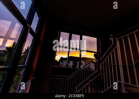 Ardara, Contea di Donegal, Irlanda 12 giugno 2020. Cynthia Alexander di 82 anni guarda fuori il tramonto dalla sua casa, un appartamento di alloggio protetto. A causa del Coronavirus, Covid19, pandemia, è stata 'cooning' da tre mesi e non ha lasciato il suo appartamento in quel periodo. Lei crede ancora che non sia veramente 'sicuro' uscire. Foto Stock