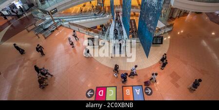 I passeggeri che cavalcano la scala mobile all'Aeroporto Internazionale Haneda di Tokyo, Giappone Foto Stock