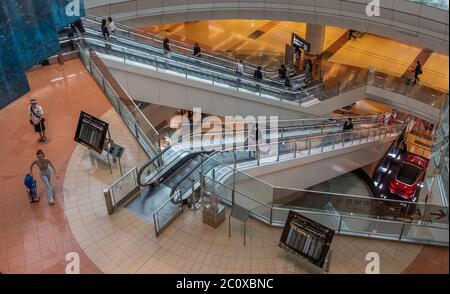 I passeggeri che cavalcano la scala mobile all'Aeroporto Internazionale Haneda di Tokyo, Giappone Foto Stock