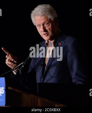 4 maggio 2016, Los Angeles, California, USA: L'ex presidente Bill Clinton campagne per il candidato presidenziale Hillary Clinton prima del 7 giugno primario della California parlando ad un evento in onore del mese del patrimonio dell'Islander Asiatico Americano del Pacifico presso il Garden Suite Hotel. (Immagine di credito: © Billy Bendight/ZUMA Wire) Foto Stock