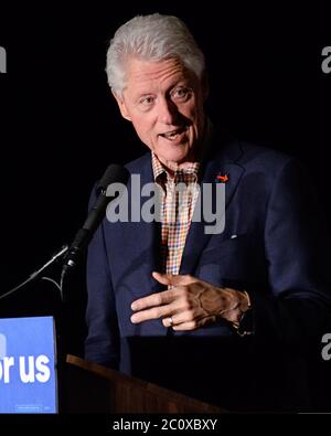 4 maggio 2016, Los Angeles, California, USA: L'ex presidente Bill Clinton campagne per il candidato presidenziale Hillary Clinton prima del 7 giugno primario della California parlando ad un evento in onore del mese del patrimonio dell'Islander Asiatico Americano del Pacifico presso il Garden Suite Hotel. (Immagine di credito: © Billy Bendight/ZUMA Wire) Foto Stock