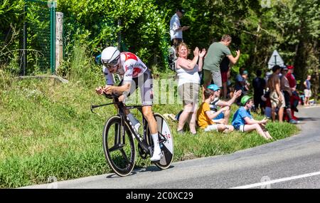 Bosdarros, Francia - 19 luglio 2019: Il ciclista olandese Bauke Mollema del Team Trek-Segafredo in sella alla tappa 13, prova individuale, di le Tour de Foto Stock