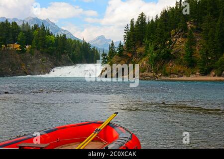 Bow Falls che scorre attraverso i boschi del Canada vicino Banff Alberta Foto Stock