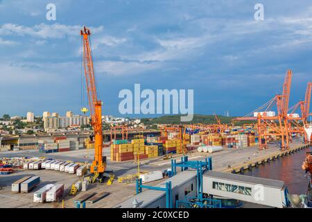 Terminal dei container per acque profonde a Danzica Foto Stock