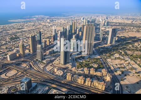 Dubai centro. Architettura degli Emirati Arabi Uniti. Vista aerea Foto Stock