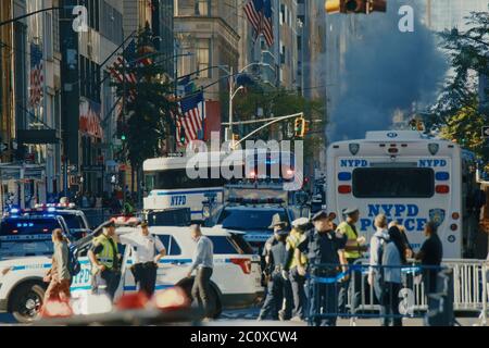 NEW YORK, USA - 01 MAGGIO 2020: Ufficiali di polizia che svolgono i suoi compiti per le strade di Manhattan. Dipartimento di polizia di New York City, New York Foto Stock