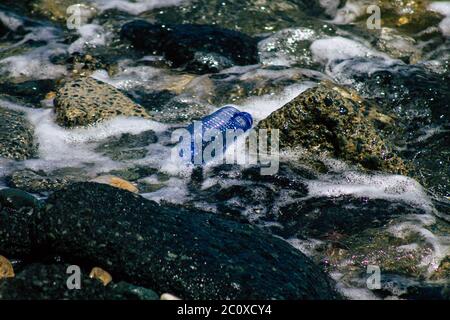 Limassol Cipro 12 giugno 2020 Closeup di vari inquinamento di rifiuti metallici e di plastica trovato su una delle spiagge naturali vicino alla città di Limassol Foto Stock