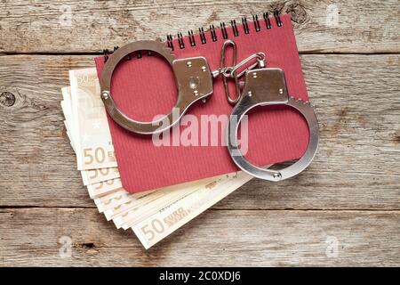 In manette su notebook con le banconote in euro Foto Stock