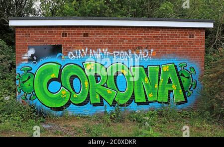 Corona Virus Stay Away From Me, vernice spray art, per Covid-19 pandemic 2020 blocco, infezioni, morti, Warrington, Cheshire, Inghilterra, Regno Unito Foto Stock