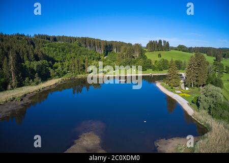 Marktoberdorf, Germania, 12 giugno 2020 Ettwieser Weiher, un piccolo lago per rilassarsi e nuotare. Foto d'archivio © Peter Schatz / Alamy Foto Stock