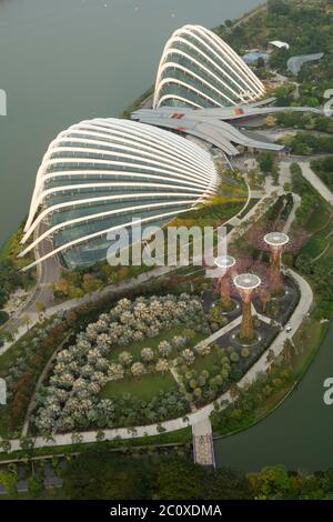 Vista aerea dei Giardini della Baia dalla terrazza dell'hotel Marina Bay Sands. Singapore Foto Stock