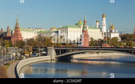 Famoso del Cremlino di Mosca e il fiume Moskva, Russia Foto Stock