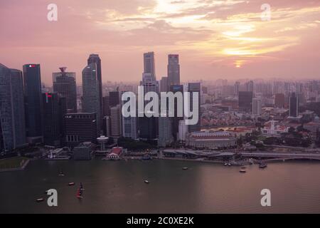 Vista aerea del tramonto sullo skyline del centro di Singapore, vista dalla terrazza dell'hotel Marina Bay Sands. Singapore Foto Stock