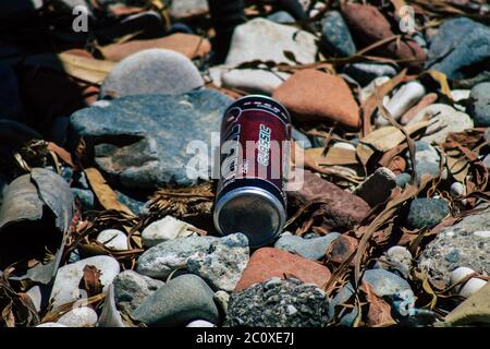 Limassol Cipro 12 giugno 2020 Closeup di vari inquinamento di rifiuti metallici e di plastica trovato su una delle spiagge naturali vicino alla città di Limassol Foto Stock