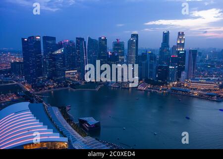 Vista aerea notturna dello skyline del centro di Singapore, vista dalla terrazza dell'hotel Marina Bay Sands. Singapore Foto Stock
