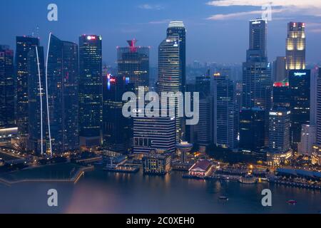 Vista aerea notturna dello skyline del centro di Singapore, vista dalla terrazza dell'hotel Marina Bay Sands. Singapore Foto Stock