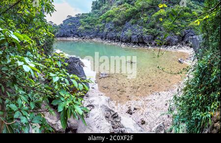 Panorama di enorme grotta nella baia di Halon, Vietnam in una giornata estiva Foto Stock