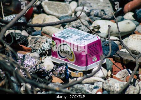 Limassol Cipro 12 giugno 2020 Closeup di vari inquinamento di rifiuti metallici e di plastica trovato su una delle spiagge naturali vicino alla città di Limassol Foto Stock