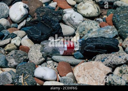 Limassol Cipro 12 giugno 2020 Closeup di vari inquinamento di rifiuti metallici e di plastica trovato su una delle spiagge naturali vicino alla città di Limassol Foto Stock