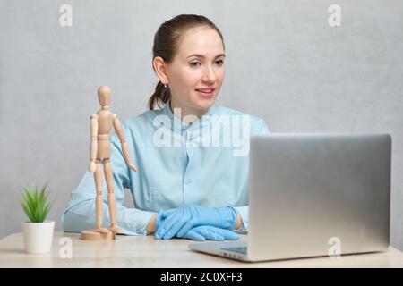 Il medico femminile conduce la consultazione in linea Foto Stock