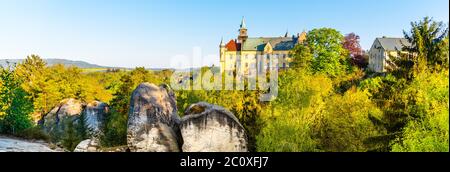 Hruba skala castello costruito sulla cima di rocce di arenaria. Paradiso bohemien, ceco: Cesky raj, Repubblica Ceca. Foto Stock