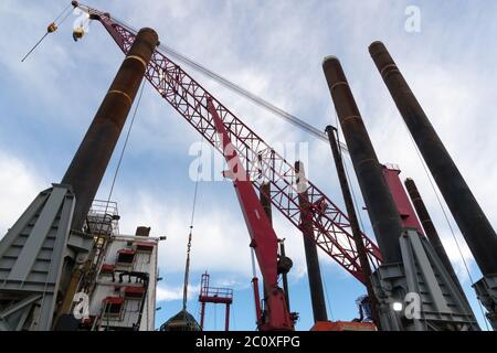 Il carro di perforazione Excalibur è il più grande della flotta di chiatte da sollevamento Fegro nel porto di Newhaven. Foto Stock