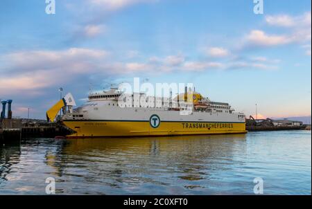Il traghetto 'Seven Sisters' arriva al porto di Newhaven in una tranquilla serata estiva. Foto Stock