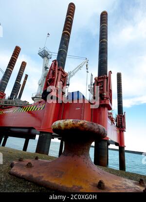 Il carro di perforazione Excalibur è il più grande della flotta di chiatte da sollevamento Fegro nel porto di Newhaven. Foto Stock