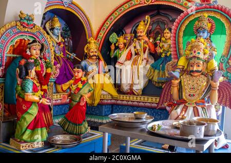 Omicidi indù (divinità o statue cerimoniali). Tempio di Sri Mariamman. Chinatown. Singapore Foto Stock