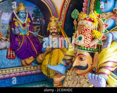 Omicidi indù (divinità o statue cerimoniali). Tempio di Sri Mariamman. Chinatown. Singapore Foto Stock