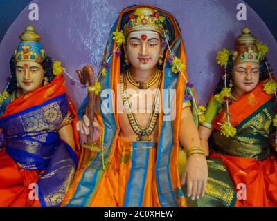 Omicidi indù (divinità o statue cerimoniali). Tempio di Sri Mariamman. Chinatown. Singapore Foto Stock