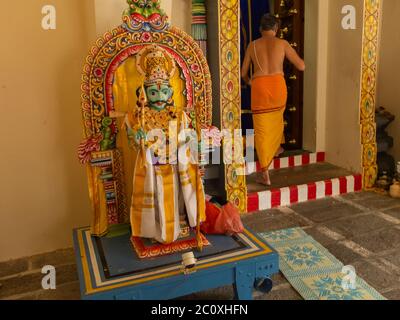 Officiante religioso indù e murti (divinità o statue cerimoniali). Tempio di Sri Mariamman. Chinatown. Singapore Foto Stock