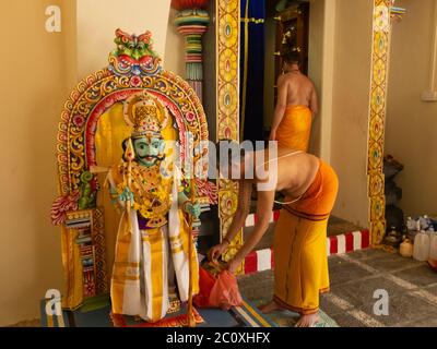 Officiante religioso indù e murti (divinità o statue cerimoniali). Tempio di Sri Mariamman. Chinatown. Singapore Foto Stock